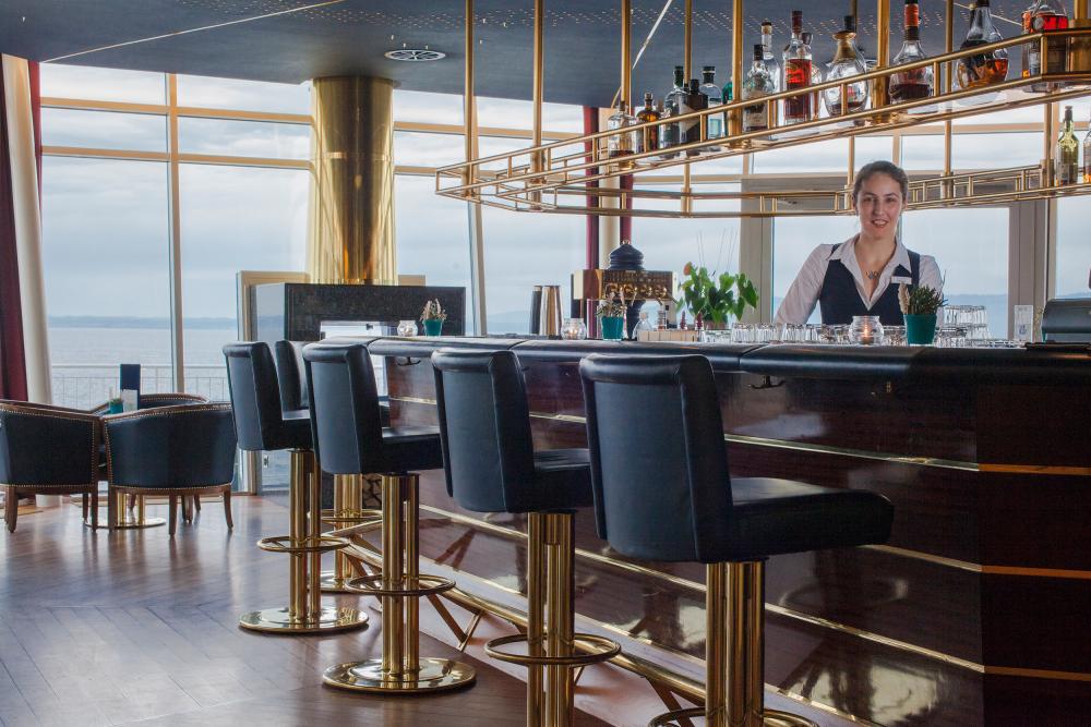 Nadja Schubell - ...prépare des cocktails sur l’une des plus belles plateformes panoramiques proposées par un bar : le «Faro Bar».