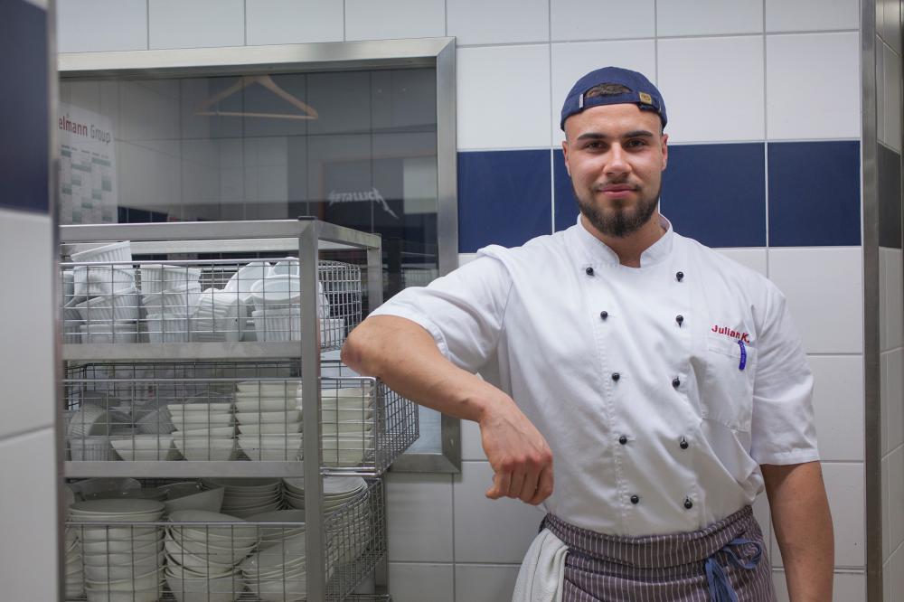 Julian Konsulov - ... absolviert seine Zweitausbildung als Koch im Küchenteam von Gault-Millau-Träger Christian Göpel.