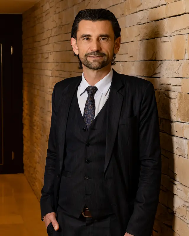 Valon Stoss - Chef de service